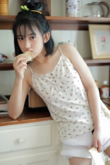 亚洲美女清纯吊带裙绝色自拍诱惑美腿写真