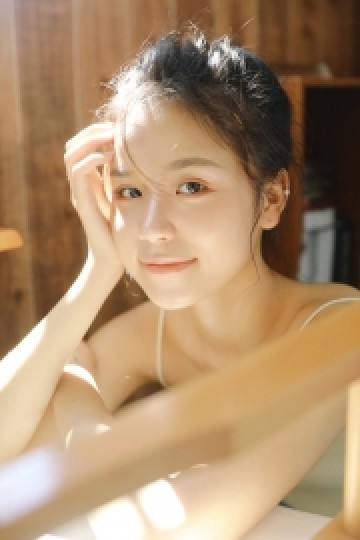 阳光下鹅蛋脸高颜值美女性感吊带干净无害写真摄影