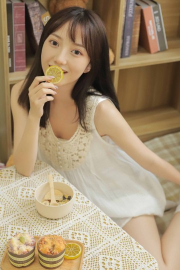 俏皮可爱的半熟少女吊带睡裙长腿美臂唯美另类图片