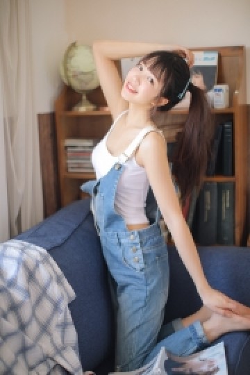 酥胸翘臀的背带裤美女灵动俏皮活泼可爱图片
