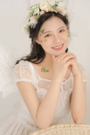 娃娃脸美女微笑甜美肌肤白皙艺术照