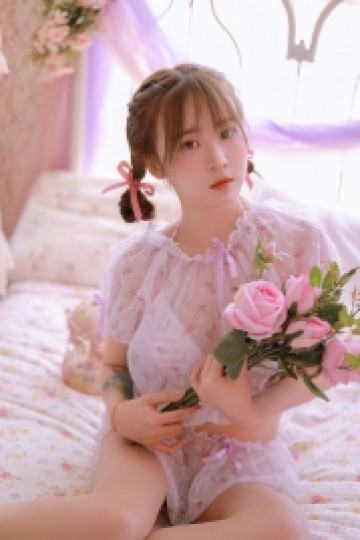 花房姑娘神情娇羞含苞待放妹子图