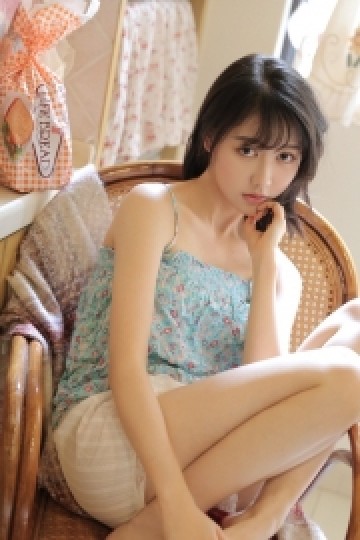 粉嫩小女生吊带碎花锁骨精致性感写真