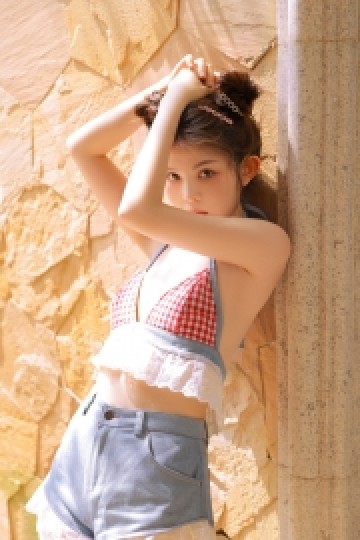 少女酥胸热裤美臂白皙私拍