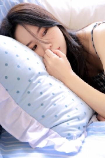 活力少女吊带格子裙白软撩人私房照