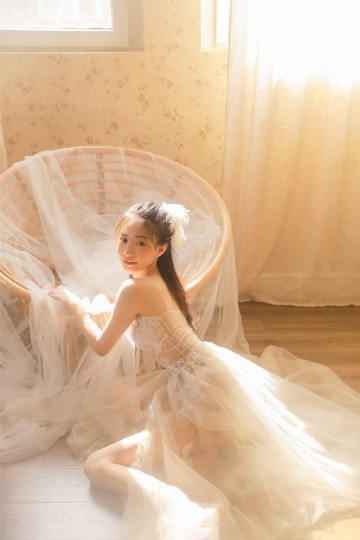 元气少女白色婚纱唯美浪漫个人写真