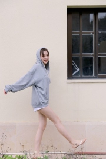 元气少女灰色卫衣长腿诱人写真