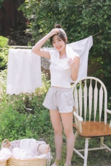 长得眉清目秀的小妹妹户外高清写真