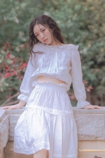 年轻的小姑娘森系长裙慵懒迷人艺术照