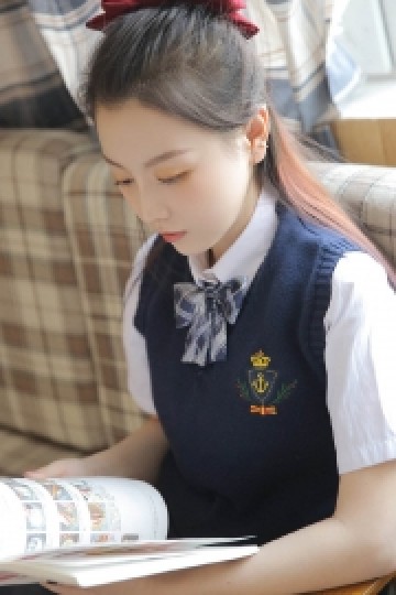 肌肤凝白若雪的学生妹制服诱惑写真