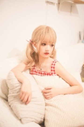 粉嫩小女生金发大眼长相精致拍拍