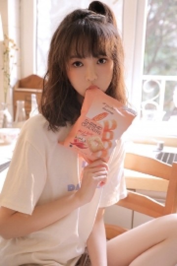 减龄小妹粉面桃腮气质清纯私房照