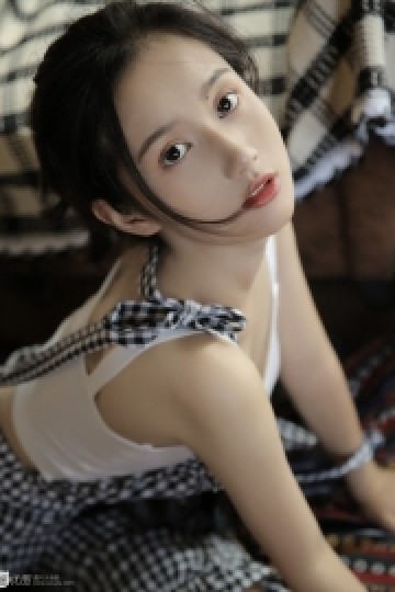 00后大眼美女白软娇躯惹火艺术写真