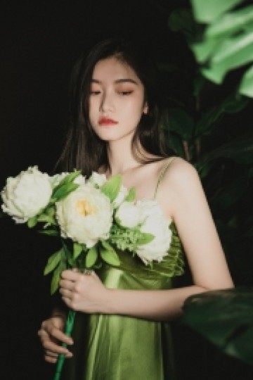 倾城佳人吊带锁骨香肩雪白性感写真