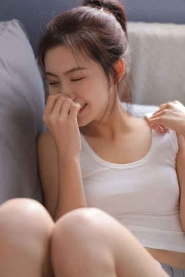 笑容甜美的长腿女孩粉嫩照片