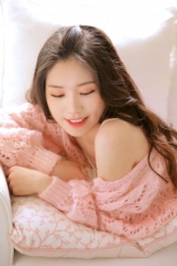 长发美女明眸皓齿娇羞可爱图片