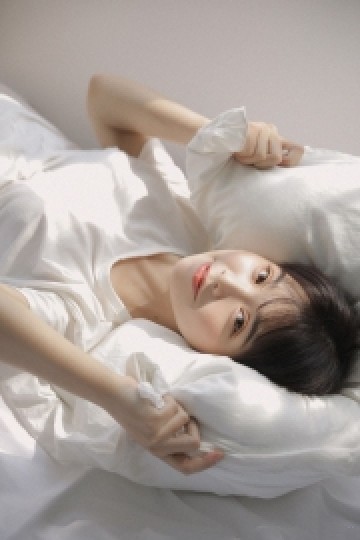 玉体横陈的小美眉阳光下私房照