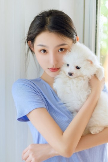 细腰小美女肌肤雪白杏眼清澈图片