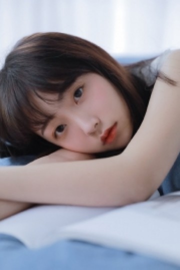 小女孩长得眉清目秀肌肤莹白私拍