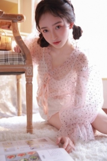 粉嫩小女生半透明蕾丝装明媚写真