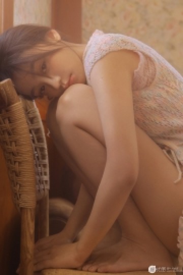 背光少女侧脸精致唯美图片