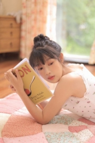 丸子头美女粉面桃腮养眼私拍
