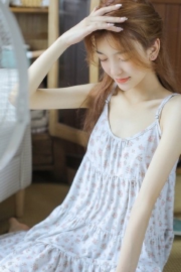 碎花吊带美人锁骨精致漂亮写真