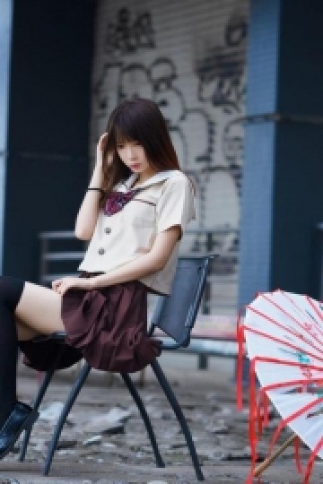 水手服学生妹黑丝美腿户外写真
