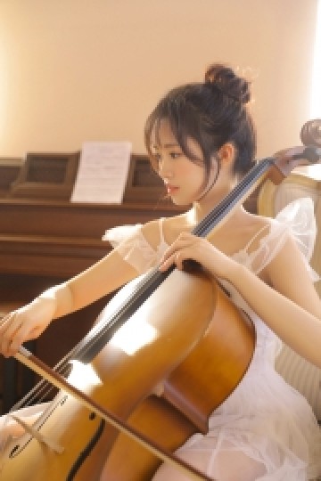 大提琴美女纯白连衣裙居家写真