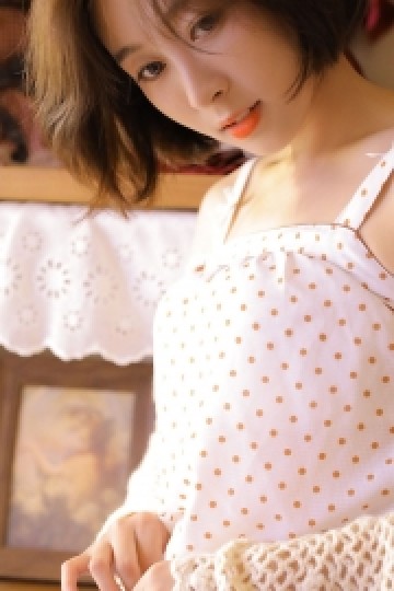 短发美人清新干净唯美图片