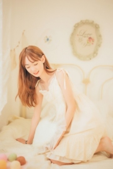 吊带连衣裙美女光滑牛奶肌写真