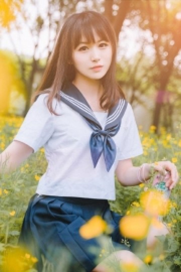 齐刘海学生妹水手制服草丛写真
