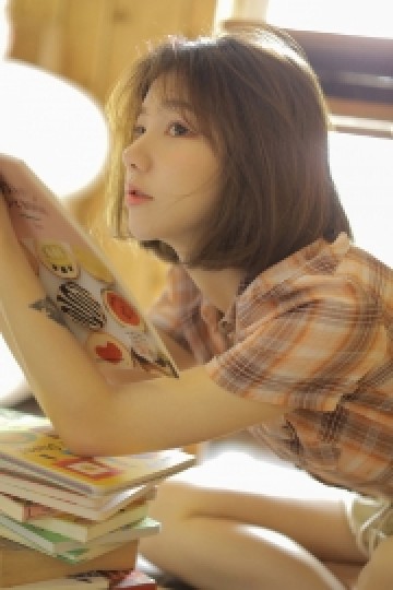 软萌少女齐肩短发俏皮可爱写真