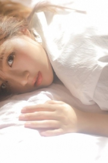 阳光下的早安少女床上慵懒写真