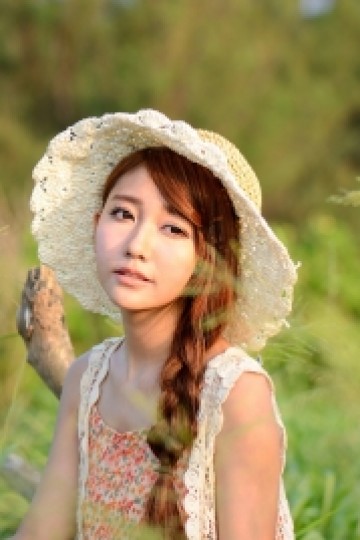 韩式麻花辫美女碎花连衣裙写真