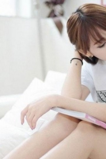 清纯美女长发披肩室内个人写真