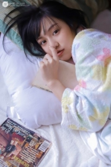 可爱短发妹子床上慵懒惬意写真