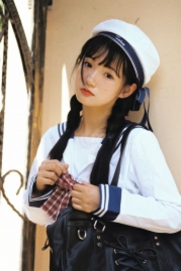 麻花辫美少女水手制服户外写真