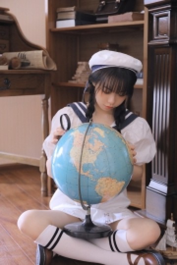 麻花辫学生妹海军制服居家写真