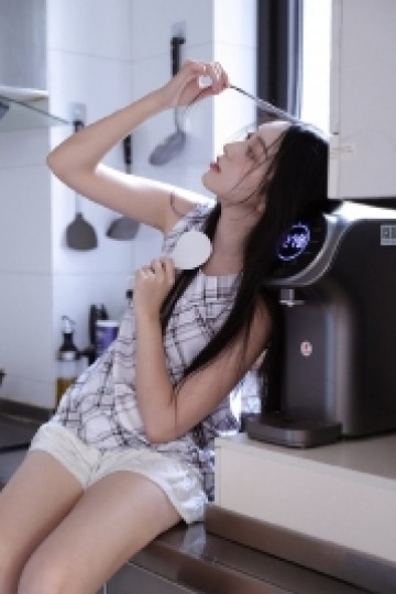长发及腰美女漂亮脸蛋私房写真