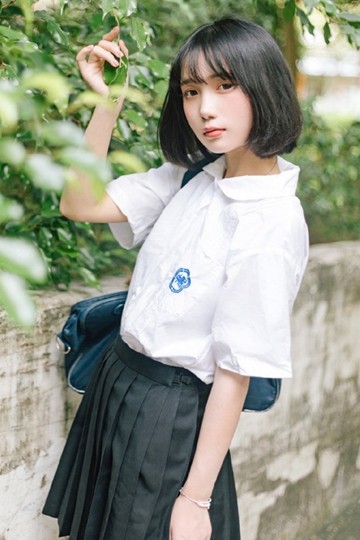 短发美女校花学生制服短裙写真