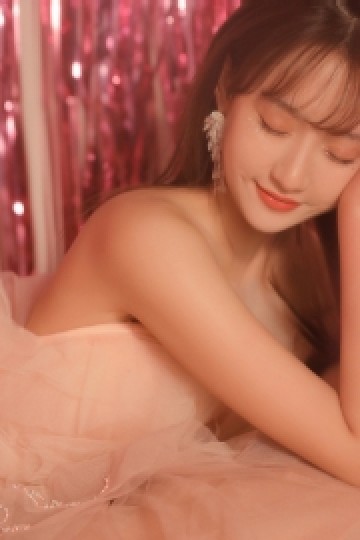 金发少女露肩纱裙梦幻唯美写真