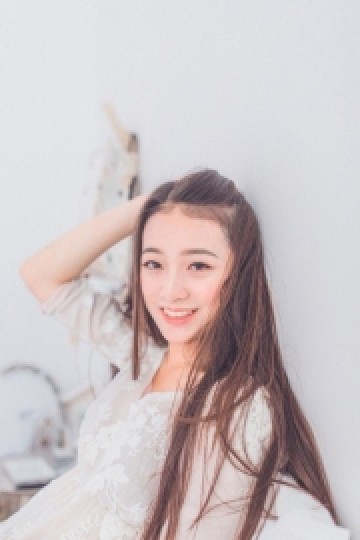 黑长直发清纯美女甜美笑容写真
