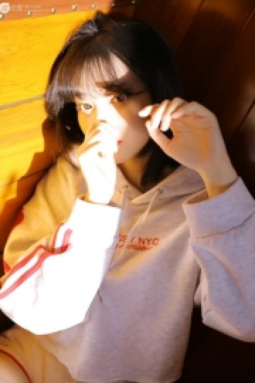 阳光下的运动服萌妹子私房写真