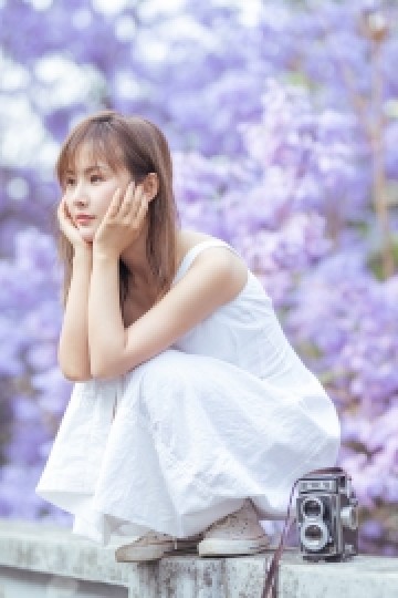 吊带白裙美女清新灵动户外写真