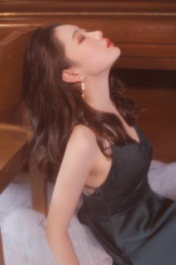 红唇美女御姐吊带露背长裙写真