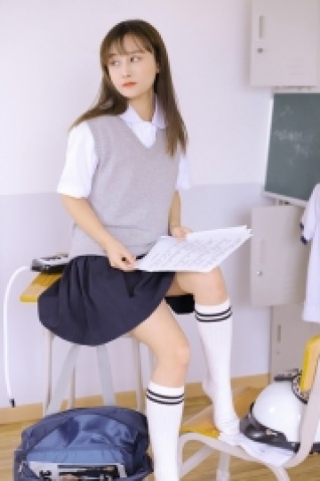 清纯美女校花学生制服教室写真