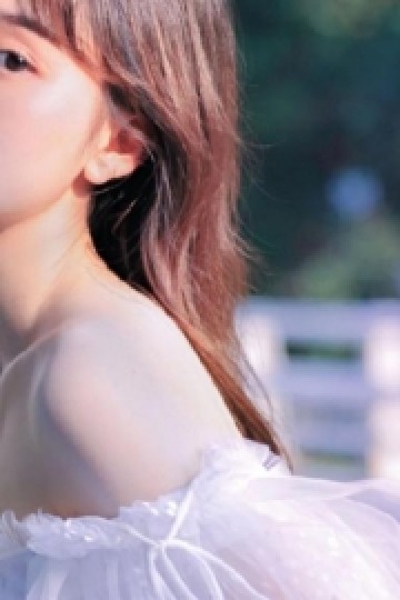 治愈系美女一字肩白裙户外写真