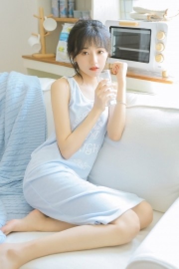 短发妹子背心长裙苗条身材写真