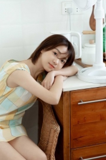 睡衣美女齐耳短发清新可人写真